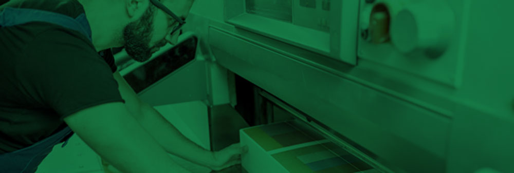 Uno de nuestros trabajadores en la m&aacute;quina de corte