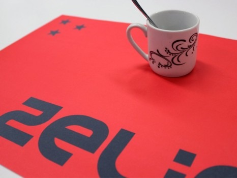 Caso de éxito: manteles de papel a 2 tintas Pantone para el restaurante Zelig
